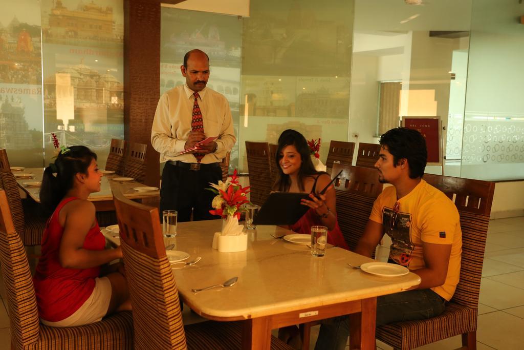 Resortharekrishnaorchid Vrindāvan Extérieur photo